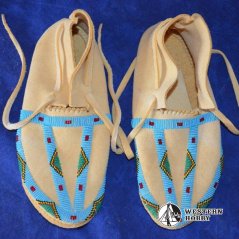 Mokasíny s jednoduchou výšivkou