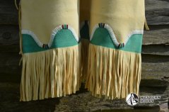 Kožené indiánské šaty s výšivkou