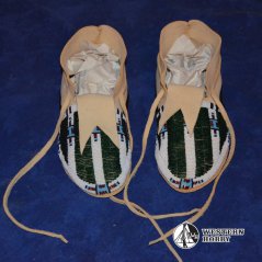 Celovyšívané mokasíny