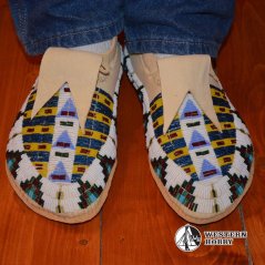 Celovyšívané mokasíny