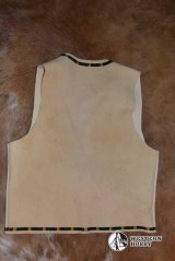 Vesta jen lehce vyšívaná