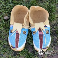 Celovyšívané Crow mokasíny