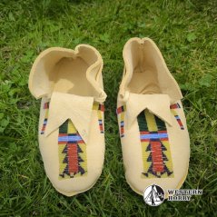 Mokasíny s jednoduchou výšivkou