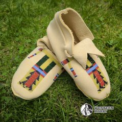 Mokasíny s jednoduchou výšivkou