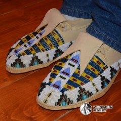 Celovyšívané mokasíny