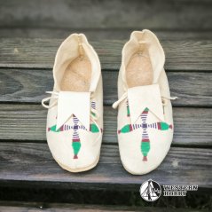 Mokasíny s částečnou výšivkou