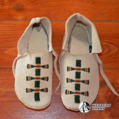 Mokasíny s jednoduchou výšivkou