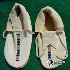 Mokasíny s jednoduchou výšivkou
