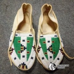 Celovyšívané mokasíny