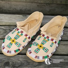 Mokasíny s korálkovou výšivkou