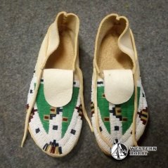 Celovyšívané mokasíny