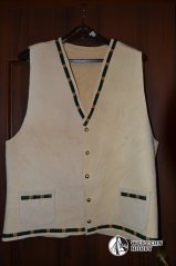 Vesta jen lehce vyšívaná