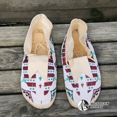 Celovyšívané mokasíny