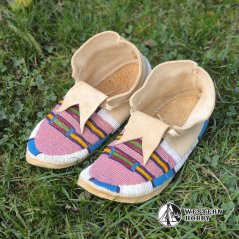 Celovyšívané Crow mokasíny