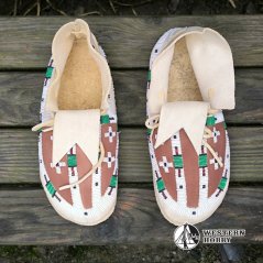 Mokasíny s částečnou výšivkou