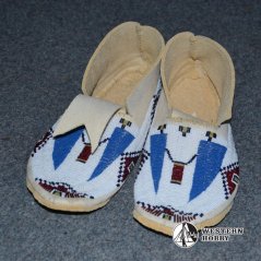 Celovyšívané mokasíny