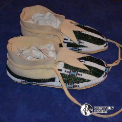 Celovyšívané mokasíny