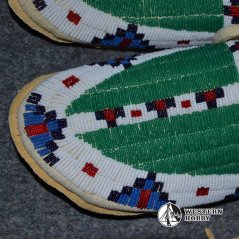 Celovyšívané mokasíny