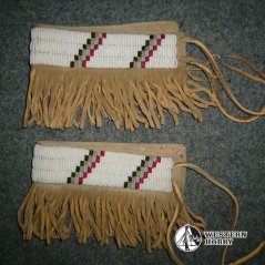 Vyšívané armbandy s třásněmi