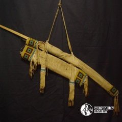 Toulec s bohatou výšivkou