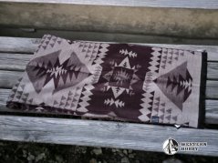 Šála s indiánským motivem