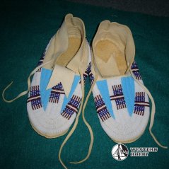 Celovyšívané mokasíny